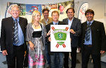 Obmann des Steiermärkischen Skilehrerverbandes Alfred Schwab (1.v.l.), LH Franz Voves (2.v.r.) und die Skischulleiter Karin Schneider-Brandner, Andreas Hartweger, Wilhelm Kraml und Stefan Schneider bei der Verleihung des Gütesiegels (v.l.).