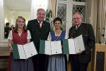 Sophie Meier-Rastl (Bergfolk), LH-Stv. Schützenhöfer, Marianne Gruber (Herbst mit Bäuerinnen) und Heiner Herzog (v.l.) bei der Verleihung der Volkskulturpreise 2014