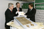 LT-Präs. Franz Majcen, Landesarchivdirektor Josef Riegler und LH Franz Voves mit der Unesco-Auszeichnung und der Georgenberger Handfeste im Vordergrund (v.l.).