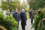 LH Franz Voves und LH-Stv. Hermann Schützenhöfer beim Gedenken der vielen Gefallen der beiden Weltkriege beim Mahnmal im Zentralfriedhof. 
