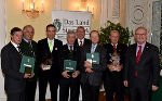 Die Vertreter der Sportvereine des Jahres 2014, die Träger des Goldenen Sportverdienstzeichens sowie der Träger des Ehrenringes mit Landtagspräsident Majcen (1.v.r.).