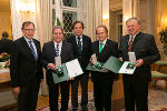 LR Christian Buchmann, Bernd Rosenberger, LH Franz Voves, Curt Schnecker und Engelbert Weilharter bei der Verleihung der Ehrenzeichen (v.l.).