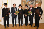 Michael Haberl, Franz Voves, Stefanie Klapf, Andrea Frais, Hermann Schützenhöfer und Stefan Prödl (v.l.) beim traditionellen Überbringen der Neujahrswünsche der Rauchfangkehrerinnung in der Grazer Burg.