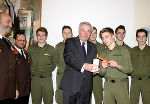 LH-Stv. Hermann Schützenhöfer übernahm das Friedenslicht von der Feuerwehrjugend Friedberg.
