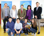 Berat, Fatih, Alexandra und Mimoza (vorne v.l.) eröffneten gemeinsam mit Klimabündnis-Chef Friedrich Hofer, Klimaschutzkoordinatorin Andrea Gössinger Wieser, LAbg. Johannes Schwarz, Klassenlehrerin Elfriede Lenz und Direktor Kurt Hoffmann die Erlebnis-Ausstellung (v.l.)