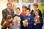 Kulturlandesrat Christian Buchmann, Maria Horti-Zsombok und die Leiterin der Landesbibliothek Katharina Kocher-Lichem (v.l.) mit Keplerspatzen 