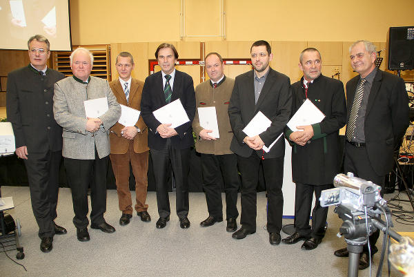 Bezirkshauptmann Müller (Deutschlandsberg), Bgm. Edelsbrunner (St. Nikolai/Sausal), ehem. Bgm. Goigner (Stainz), LH Voves, Bgm. Lindschinger (St. Josef), Pustnik (H2 Architektur und Bauwesen), Bgm. Meixner (Preding) und Dir. Reicho bei der offiziellen Eröffnungsfeier (v.l.). © Foto: Samir Yousif; bei Quellenangabe honorarfrei