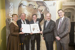 Sybille Kuske, GF Energie Agentur Steiermark, LH-Stv. Siegfried Schrittwieser, LR Johann Seitinger und Vorstandsdirektor Olaf Kieser, Energie Steiermark (v.l.) gratuliertem dem Gesamtsieger Alexander Schloffer, Feistritzwerke-Steweag (Mitte).