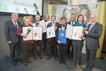 LH-Stv. Siegfried Schrittwieser (1.v.l.), Wilhelm Himmel, Nachhaligkeitskoordinator (3.v.r.) und LR Johann Seitinger (1.v.r.) mit allen Gewinnern des Energy Globe Styria Award und des Lions Nachhaltigkeitspreises.
