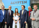 Landeshauptmann Franz Voves (Mitte) und Kulturlandesrat Christian Buchmann (links) sowie zahlreiche weitere Ehrengäste anlässlich der Eröffnung der Ägyptenausstellung vor der Kunsthalle Leoben.