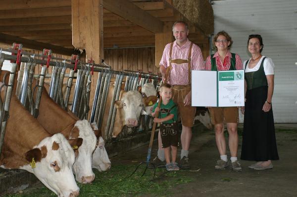 Familie Johannes, Peter und Waltraud Schinnerl mit Tierschutzombudsfrau Barbara Fiala-Köck im neuen Laufstall © Fotos: Landentwicklung/Reinprecht; bei Quellenangabe honorarfrei