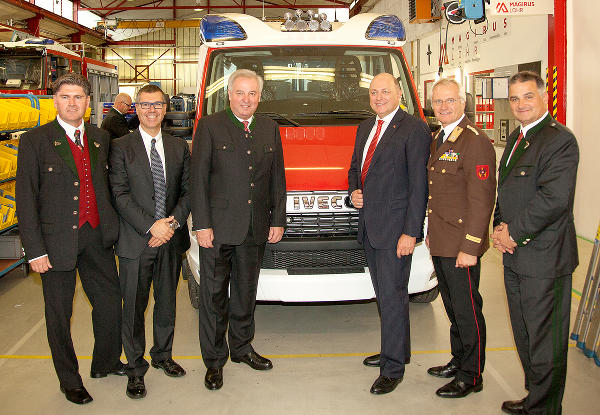 Christian Reisl, Antonio Benedetti (Magirus Lohr), LH Hermann Schützenhöfer, Andreas Klauser, Bundesfeuerwehrverbands-Präsident Albert Kern und Magirus Lohr-Geschäftsführer  Richard Reder bei der Verleihung (v.l.) ©      