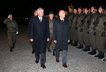 LH Hermann Schützenhöfer und BM Gerald Klug beim Abschreiten der Front