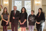 LH Schützenhöfer (2.v.l.) und Direktorin Totter (r.) mit den Klassensprecherinnen und dem Klassensprecher der vierten Klassen der NMS St. Stefan im Rosental.