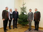 Christbaum von der Holzwelt Murau für die Grazer Burg: Harald Kraxner, Bernadette Maier, Hermann Schützenhöfer, Michael Schickhofer und Johann Gruber