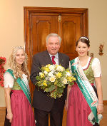 Blumenkönigin Rita und Blumenprinzessin Gerlinde überbrachten Landeshauptmann Hermann Schützenhöfer einen Valentinsgruß