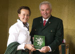 Die Geschäftsführerin der Volkskultur GmbH, Monika Primas und Landeshauptmann Hermann Schützenhöfer (v.l.)