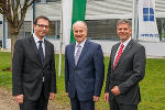 Landesrat Johann Seitinger (M.) verlieh Robert Kobierski (l.) und Michael Klimisch (r.) von der CTP GmbH das Steirische Landeswappen