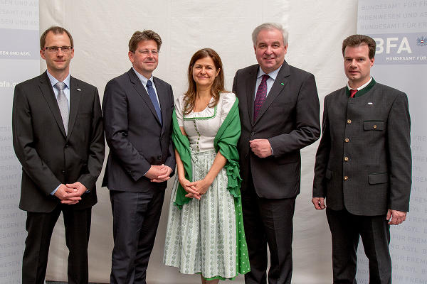 Thomas Sparl, Wolfgang Taucher, LR Doris Kampus, LH Hermann Schützenhöfer und Gerald Ortner (v.l.) bei der Eröffnung der neuen Außenstelle in Graz-Puntigam © Foto: LPD/Makowecz; bei Quellenangabe honorarfrei