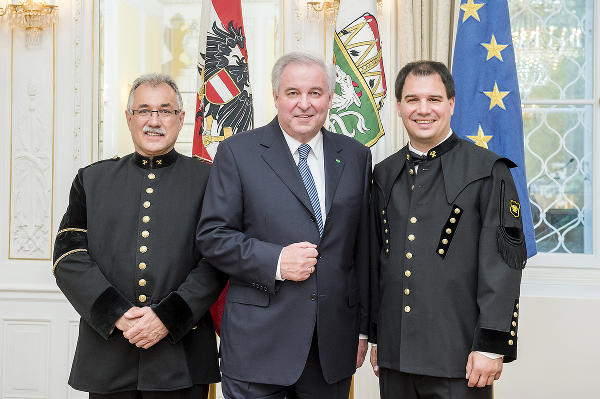 Am Vortag der Übung fand in Graz die Grubenrettungs-Fachtagung statt. Beim anschließenden Empfang bedankten sich LH-Stv. Schickhofer und LH Schützenhöfer bei Wilhelm Schön (v.r.n.l), dem scheidenden Geschäftsführer des Hauptverbandes © steiermark.at/FotoFischer, Verwendung bei Quellenangabe honorarfrei