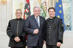 Am Vortag der Übung fand in Graz die Grubenrettungs-Fachtagung statt. Beim anschließenden Empfang bedankten sich LH-Stv. Schickhofer und LH Schützenhöfer bei Wilhelm Schön (v.r.n.l), dem scheidenden Geschäftsführer des Hauptverbandes