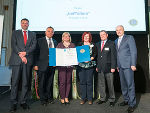LR Jörg Leichtfried, Nachhaltigkeitskoordinator Wilhelm Himmel, Ute Paulweber und Charlotte Fink (Kath. Bildungswerk Diözese Graz-Seckau), Alfred Hrusca (Lions) und LR Johann Seitinger bei der Verleihung zum Nachhaltigkeitspreis 2015 (v.l.)
