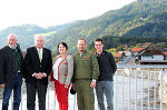 Landeshauptmann Hermann Schützenhöfer (2.v.l.) besichtigte gestern den neuen Hochwasserschutz am Wölzerbach