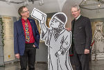 Ausstellungsmacher Wernfried Hofmeister (l.) und Gernot Obersteiner mit einem ihrer Literaturstars des Mittelalters, Herrand von Wildon.