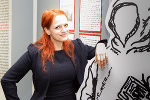 Ausstellungs-Kuratorin Ylva Schwinghammer mit der Figur von Philipp von Seitz.