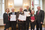 LH Hermann Schützenhöfer überreichte gemeinsam mit LT-Präs. Bettina Vollath an Peter Maria Schuster, Anton Pendl, Josef Loibner und Barbara Faulend-Klauser Bundesauszeichnungen und Berufstitel (v.l.)
