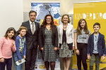 Bgm. Siegfried Nagl, Denise Schiffrer-Barac sowie Bettina Vollath (v.l.) präsentierten mit den Kinderbürgermeistern Dana Hussein, Simon Waldner, Vanessa Mitterhuber und Lorenz Moser das Programm der 1. Steirischen Kinderrechtewoche im Medienzentrum Steiermark (v.l.)
