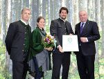 Landeshauptmann Hermann Schützenhöfer (r.) mit dem Geschäftsführer Manfred Steinwiedder, Claudia Kulturer und Eigentümer Christoph Kulturer (v. l.)