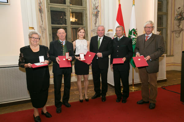 Theresia Stadlhofer, Manfred Platzer, Sonja Stacher, LH Hermann Schützenhöfer, Raimund Granigg und Georg Bregant bei der Auszeichnungsverleihung in der Aula der Alten Universität (v.l.) © Foto: steiermark.at/Frankl; bei Quellenangabe honorarfrei
