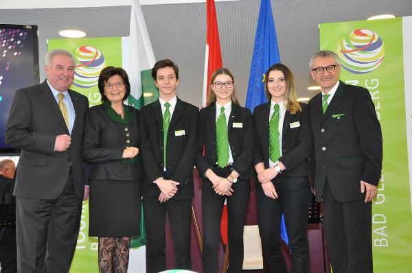 70 Jahre Tourismusschulen Bad Gleichender: LH Schützenhöfer (l.) gratulierte zum 70-jährigen Jubiläum © Tourismusschulen Bad Gleichenberg; bei Quellenangabe honorarfrei