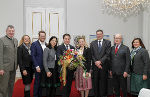 Blumenkönigin Eva II. mit LH-Stv. Michael Schickhofer (5.v.l.), Innungsmeister Rudolf Hajek (2.v.r.) und Verkehrsminister Jörg Leichtfried (3.v.r.) sowie weiteren Vertretern der Gärtner und Floristen