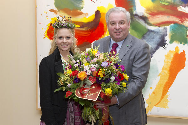 Blumenkönigin Eva II. überbrachte LH Schützenhöfer ihre Blumengrüße ©      