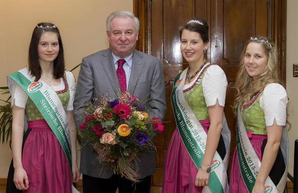Im Vorfeld des Valentinstags waren auch die Hoheiten der Steirischen Blumenstraße in der Grazer Burg: Blumenprinzessin Johanna, LH Schützenhöfer, Blumenkönigin Rita und Blumenprinzessin Gerlinde (v.l.) © steiermark.at/Streibl; bei Quellenangabe honorarfrei