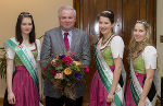 Im Vorfeld des Valentinstags waren auch die Hoheiten der Steirischen Blumenstraße in der Grazer Burg: Blumenprinzessin Johanna, LH Schützenhöfer, Blumenkönigin Rita und Blumenprinzessin Gerlinde (v.l.)