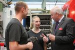LH Schützenhöfer im Gespräch mit Beschäftigten