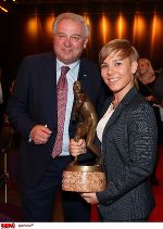 LH Hermann Schützenhöfer gratulierte Nicole Schmidhofer, der steirischen Sportlerin des Jahres.