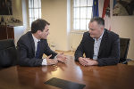 LH-Stv. Schickhofer (l.) und Verteidigungsminister Doskozil (r.) im Gespräch.