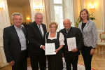 Landesrat Anton Lang, Landeshauptmann Hermann Schützenhöfer (v.l.) und Landesrätin Barbara Eibinger-Miedl (r.) dankten den beiden ältesten ehrenamtlichen Helfern, Anna Gumsej und Georg Kornberger