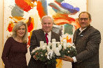 Claudia Paulus (l.) und Matthias Liebenwein (r.) überreichten Landeshauptmann Hermann Schützenhöfer in der Grazer Burg einen Adventkranz.