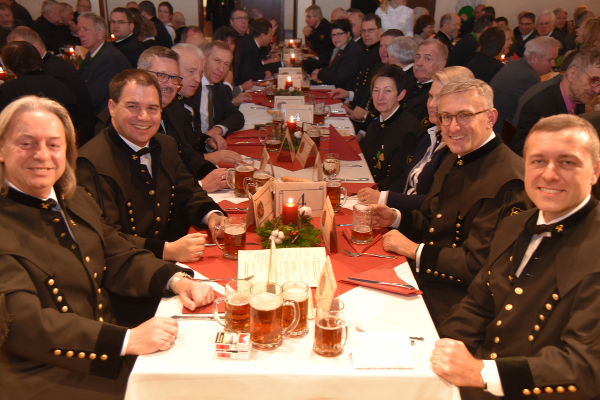 Bernhard Rothleitner, Betriebsratsvorsitzender der VA Erzberg, LH-Stv. Michael Schickhofer, die Geschäftsführer der VA Erzberg Josef Pappenreiter und Christian Tremmel sowie Robert Ottl, Finanzvorstand der Voestalpine AG © Land Steiermark//Miksch