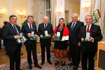Rudolf Schmidt, Markus Schirmer, Josef Klamminger, Marguerite Dunitz-Scheer, LH Hermann Schützenhöfer und Günther Ziesel bei der Auszeichnungsverleihung (v.l.)