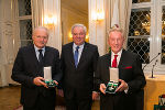 LH Hermann Schützenhöfer überreichte Günther Ziesel (re.) und Josef Klamminger (li.) das Große Goldene Ehrenzeichen 