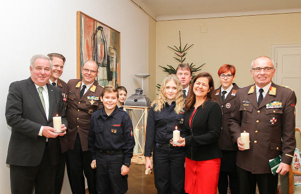 Die Feuerwehrjugend Lang überbrachte LH Hermann Schützenhöfer und Landesrätin Doris Kampus das Friedenslicht. © steiermark.at/Janderka; bei Quellenangabe honorarfrei