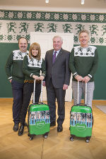 Schützenhöfer überreichte seinen Gästen Steiermark-Pullover im Erwin Wurm-Design sowie Steiermark-Trolleys.