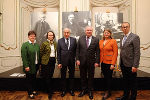 Bgm. Regina Schrittwieser, Monika Primas, Volkskultur Stmk. GmbH, Rosegger-Experte Gerald Schöpfer, LH Hermann Schützenhöfer, Bibliotheksleiterin Katharina Kocher-Lichem und UMJ-GF Wolfgang Muchitsch bei der Auftakt PK zum Rosegger-Jahr 2018 (v.l.)