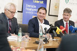 Feuerwehr-Präsident Albert Kern, LH-Stv. Michael Schickhofer und TU-Rektor Harald Kainz stellten das Konzept der "Uni-Feuerwehren" der Öffentlichkeit vor.